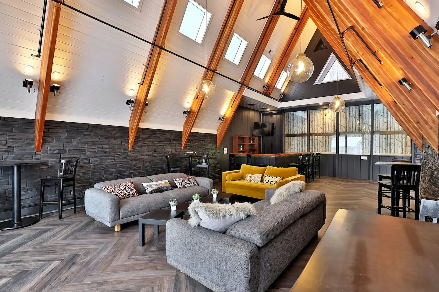 Beautiful living room of a Killington boutique hotel with three sofas